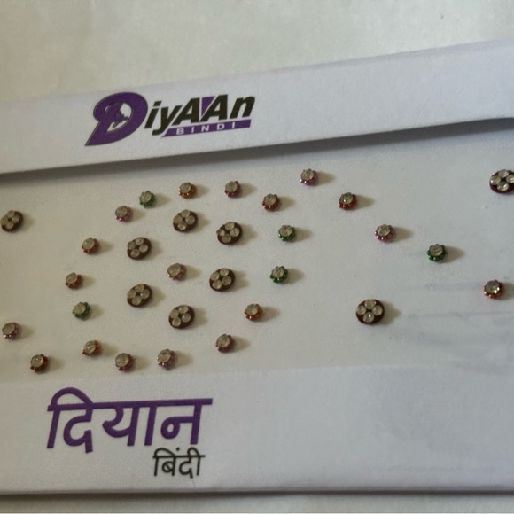 Large pack of diamond studded bindis, forehead gems - Picture 5 of 9